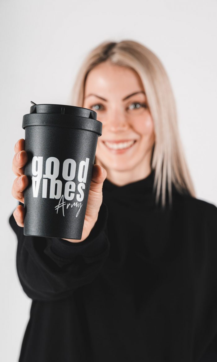 GOOD VIBES ARMY TO-GO-BECHER